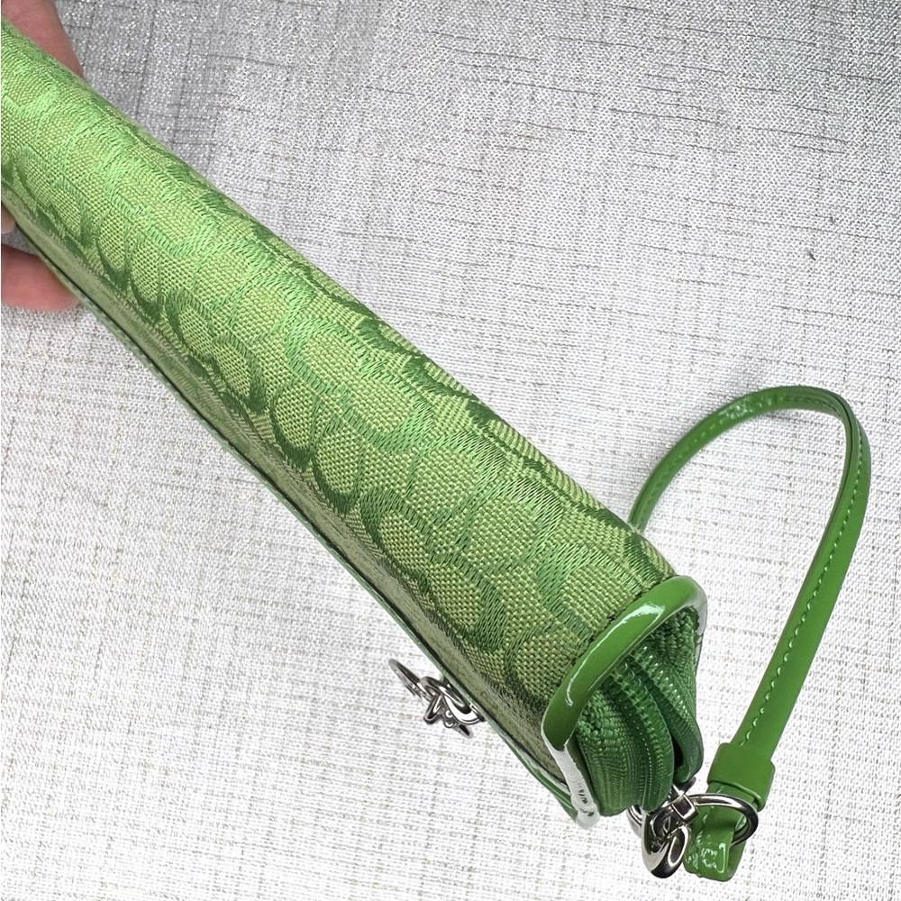 Coach Vintage Vibrant Green Wristlet Wallet Silver Accents NWOT Never Used RARE - Picture 4 of 14